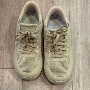 Kizik 7.5 WIDE Beige Knit Sneakers